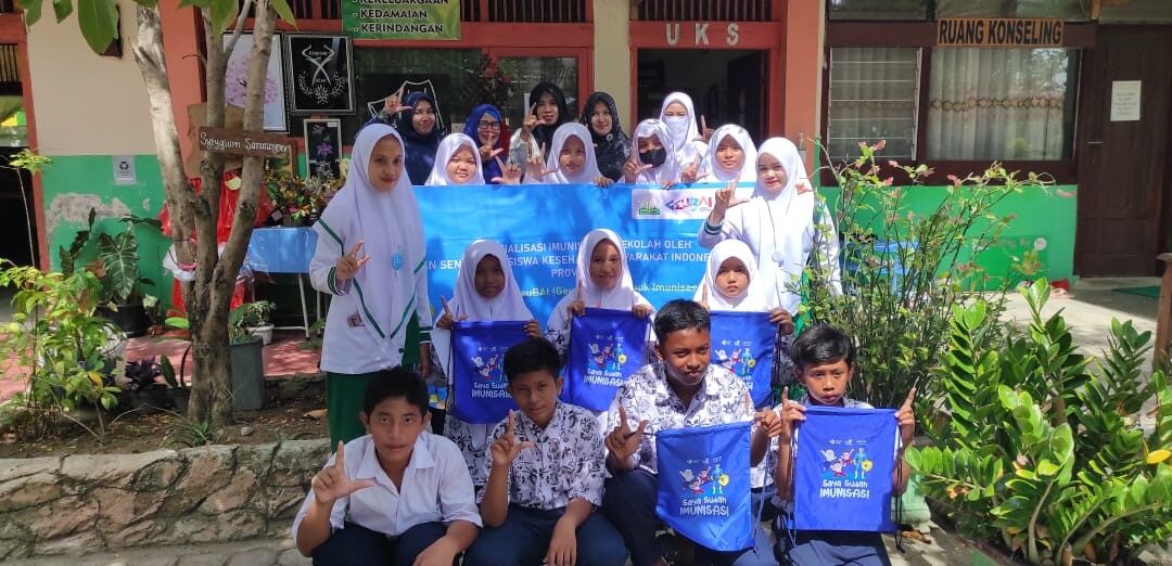 PEMERIKSAAN KESEHATAN BERKALA DAN IMUNISASI SISWA OLEH TIM PUSKESMAS BATOH
