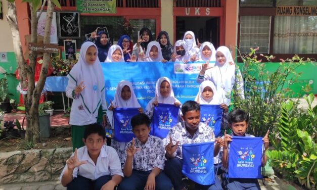 PEMERIKSAAN KESEHATAN BERKALA DAN IMUNISASI SISWA OLEH TIM PUSKESMAS BATOH