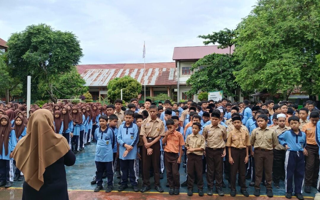 MTsN 2 Banda Aceh Gelar Gotong Royong Bersih-Bersih Sekolah dan Masjid Lueng Bata